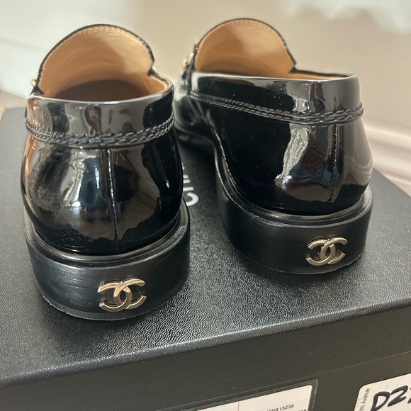 CHANEL Patent Leather Chain Logo Black Loafers – Size 39.5 - Picture 4 of 9